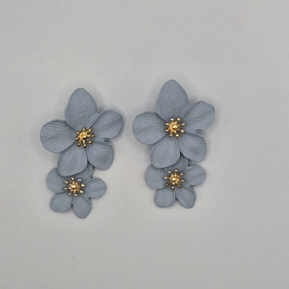 Spotlight Jewelry Grey Metal Flower Stud Earrings - Picture 3 of 3